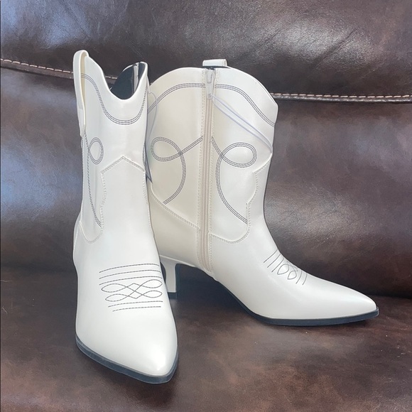 Universal Thread White Ankle Booties with Decorative Stitching (10) - Picture 1 of 13